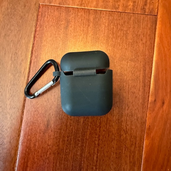 Silicone black apple airpods case and carabiner - Picture 2 of 2